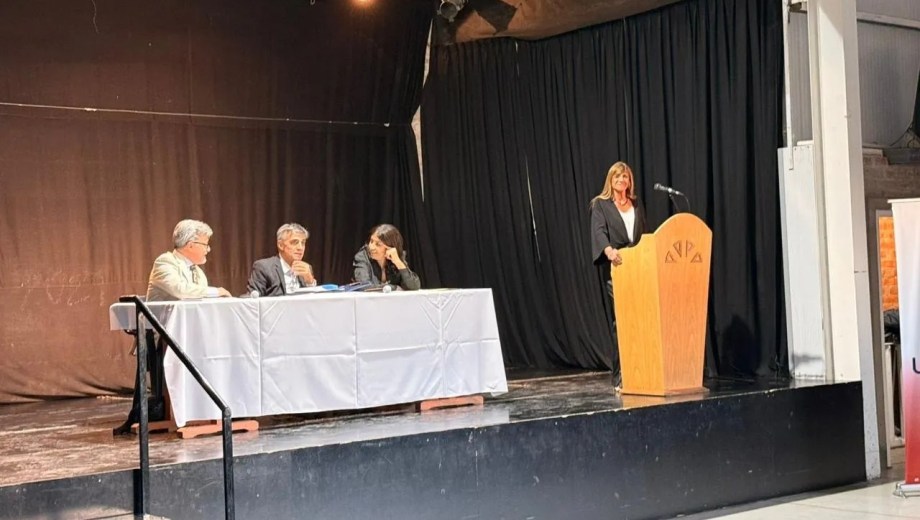 Richard Trincheri (al centro) en la presentación de su libro. (Gentileza)