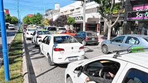 Protesta de taxistas en Roca: piden más controles ante el avance de Uber y Cabify en la ciudad