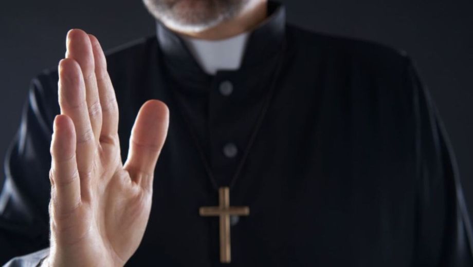 Alertan por una persona que se hace pasar por sacerdote para realizar estafas. Foto. Imagen ilustrativa, gentileza TN