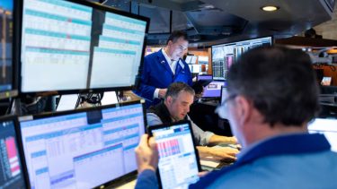 Semana financiera caliente: el dólar oficial subió 7% pese al fuerte escudo del Tesoro