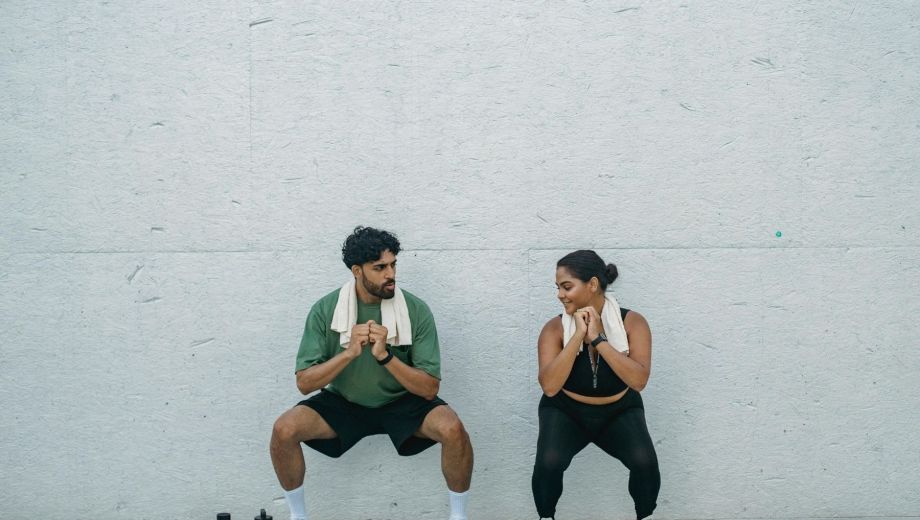 Practicar la sentadilla búlgara tres o cuatro veces por semana ayuda a definir los glúteos, mejorar la fuerza funcional y prevenir lesiones.