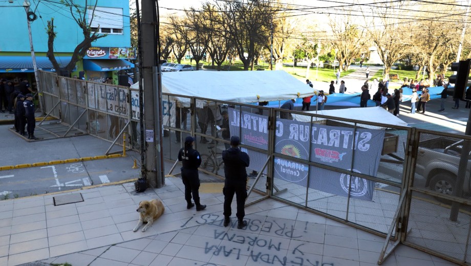 Fuerte dispositivo de seguridad alrededor de la Legislatura mientras que un grupo de manifestantes de Sitrajur acampó en la intersección de San Martín y Belgrano. Foto: Marcelo Ochoa.