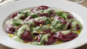 Cómo hacer sorrentinos de remolacha con salsa de espinaca: el paso a paso de la receta