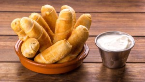 Tequeños caseros con 2 ingredientes: la receta más fácil y rica para hacer en minutos