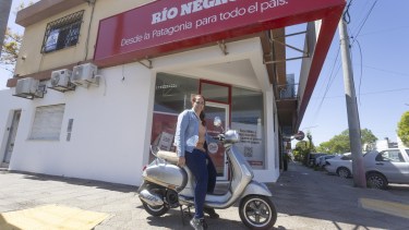 ¡Ya tiene dueña! La moto Vespa 0 km sorteada por Diario RÍO NEGRO fue entregada a una lectora de Carmen de Patagones