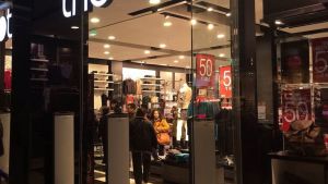 Moda barata y con estilo: una tienda de Chile llega al país con precios bajos en remeras, jeans y más