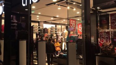 Moda barata y con estilo: una tienda de Chile llega al país con precios bajos en remeras, jeans y más