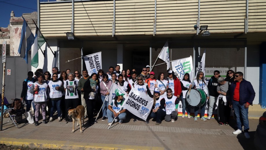 El edificio del Consejo Escolar de Viedma, ubicado en la calle Sarmiento, con docentes de Unter. Foto: Marcelo Ochoa
