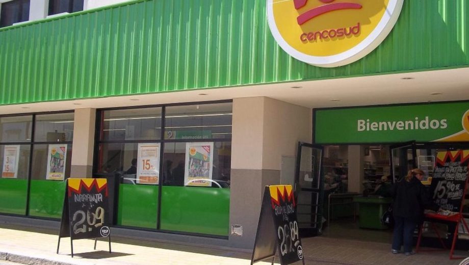 Una reconocida cadena de supermercados anunció el cierre de varios supermercados en Argentina.