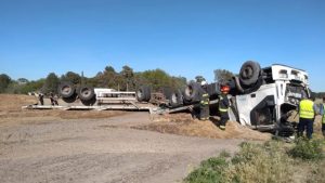 Susto en la Ruta 22: se quedó sin frenos un camión que llevaba arena a Vaca Muerta y sufrió un grave vuelco