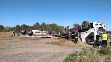 Susto en la Ruta 22: se quedó sin frenos un camión que llevaba arena a Vaca Muerta y sufrió un grave vuelco