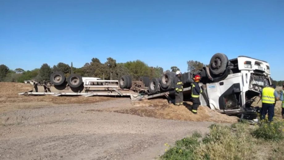 Volcó un camión que se quedó sin frenos en plena Ruta 22. Foto: 7 en Punto 