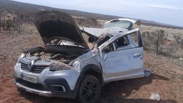 Impactante vuelco en la Ruta 237: dos personas fueron derivadas a Piedra del Águila