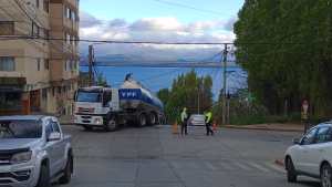 VIDEO | Un camión de YPF quedó atascado en una subida empinada en Bariloche