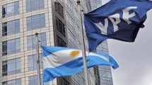 Imagen de El fondo Burford pedirá este jueves que declaren a la Argentina en «desacato» por el fallo de YPF y reclaman sanciones