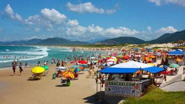 ¿Es más barato viajar a Brasil que a la costa argentina? los precios del verano 2026 en Florianópolis