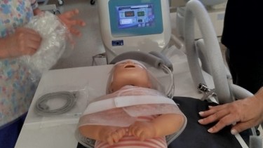 Una herramienta para reducir secuelas neurológicas en recién nacidos llega al Hospital de Roca
