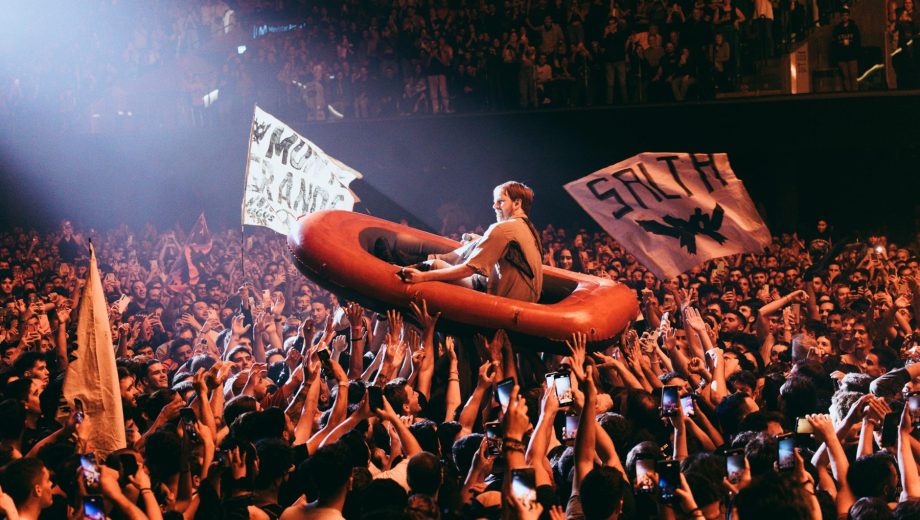 Sebastián Andersen navega en un mar de fans en pleno Movistar Arena.