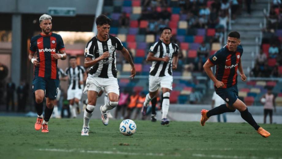 Central Córdoba y San Lorenzo se enfrentan en Santiago Del Estero. 