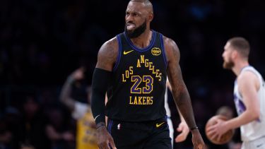 LeBron James volvió picante en la cancha y filoso para hablar: «¿Qué le pasa a esta gente?»