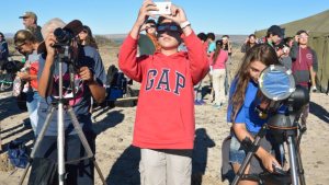 El grupo que propone mirar al cielo y fascinarse cumple 20 años en El Bolsón