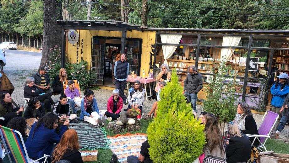 el club se propuso desafiar la imagen tradicional del coleccionista, proponiendo que cualquier persona que valore una obra y elija vivir con ella puede ser un “coleccionista afectivo”.  
