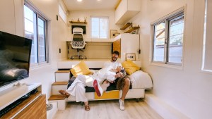 «¿Y si nos hacemos una tiny house?» Así construyeron su casa de 20 m2 un neuquino y su novia rosarina