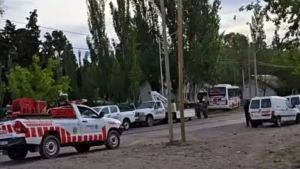 Se descompensó, perdió el control del colectivo y chocó contra una casa en Neuquén: trabajan para reparar una fuga de gas