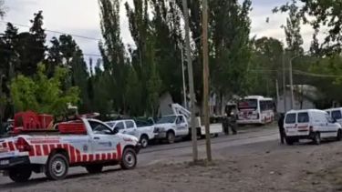 Se descompensó, perdió el control del colectivo y chocó contra una casa en Neuquén: trabajan para reparar una fuga de gas