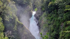 El salto mágico que une Chile con Argentina: cómo llegar a la Cascada Chachín