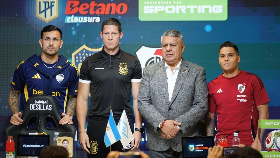 Paredes, el árbitro Ramírez, Chiqui Tapia y Juanfer Quintero, en la previa de un clásico decisivo. (Clarín fotos)