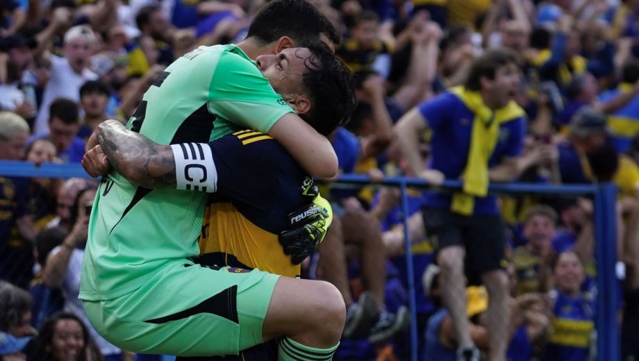 El gesto de Paredes con Marchesín, en el medio de los festejos por el gol del Changuito. (Clarín Fotos)
