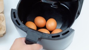 Huevos duros en freidora de aire: el truco rápido y sin agua que no falla