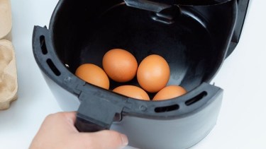 Huevos duros en freidora de aire: el truco rápido y sin agua que no falla