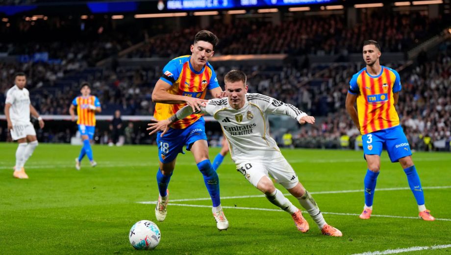 Mastan jugó los 90 minutos en el 4-0 sobre Valencia, pero terminó lesionado. (AP)