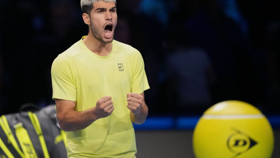 Alcaraz va por todo. Ya recuperó el N°1, pero ahora quiere derrotar a Sinner como visitante. (AP)