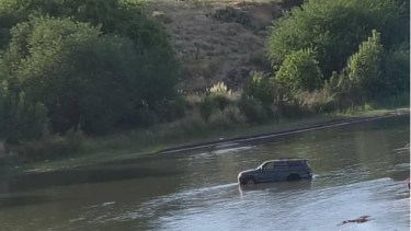 Quiso cruzar el río Curi Leuvú y quedó varado en Chos Malal: conducía alcoholizado y se negó a practicarse el test