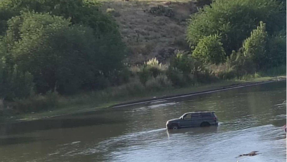 Desbarrancó y cayó al río Curi Leuvú en Chos Malal. (Foto: Juan Carlos Parada).