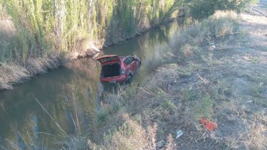 Quién era la mujer de 30 años que murió, tras chocar contra una ambulancia en la Ruta 6: cayó a un desagüe en Roca
