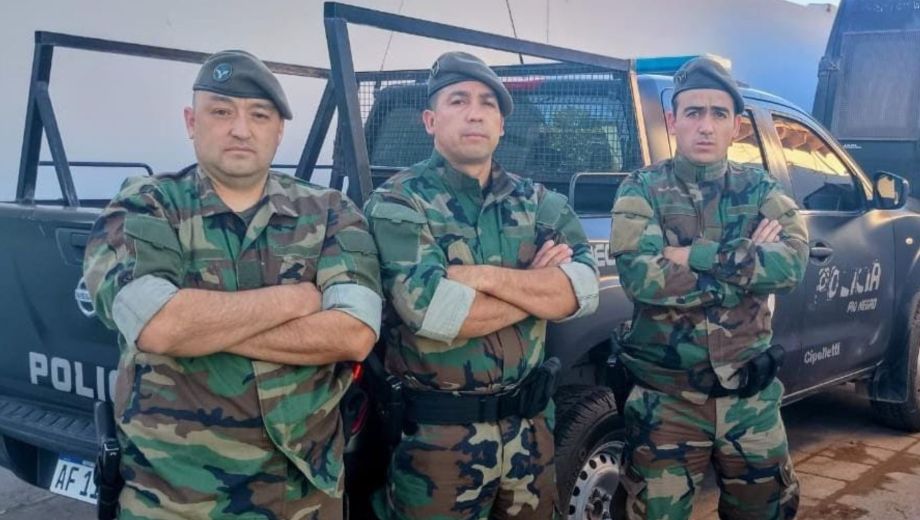 Los miembros del COER: Sargento Jaime Pereira, Sargento Jorge Burgos y Cabo Julián Bunasdiego, quienes salvaron la vida de la bebé. (Foto: Gentileza Policía de Río Negro)