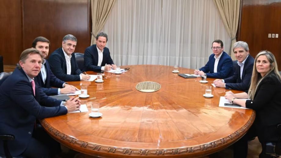 Luis Caputo y Jorge Macri en reunión con su grupo de funcionarios.