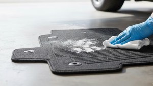 Rociar vinagre en las alfombras del auto: para qué sirve y por qué lo recomiendan 