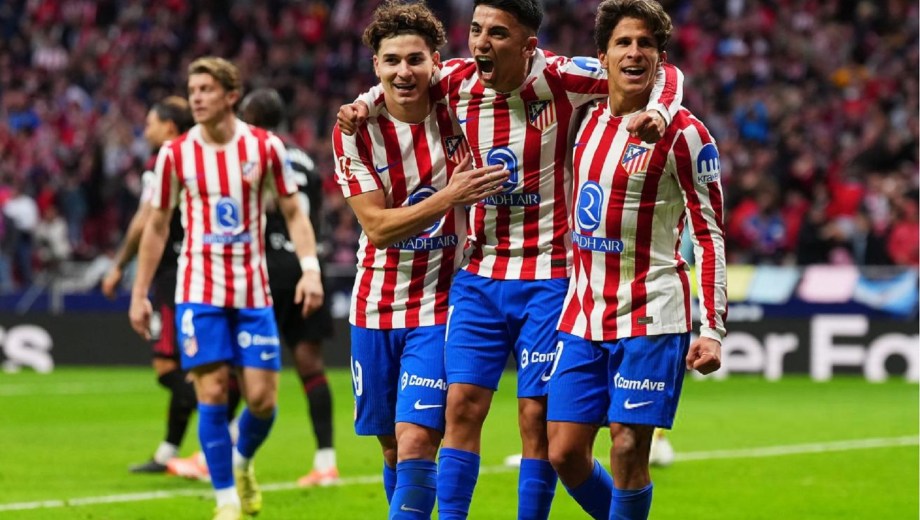 Julián, Almada y Simeone, el trío argento festeja el triunfo de Atlético ante Sevilla.
