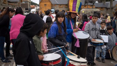 Con música, disfraces y juegos, los niños y adolescentes defendieron sus derechos en Bariloche
