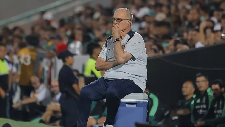 Tras la dura derrota ante Estados Unidos, la continuidad de Bielsa en Uruguay está cuestionada.