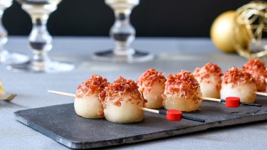Cómo hacer brochetas de melón con crujiente de jamón, ideales para una mesa navideña 