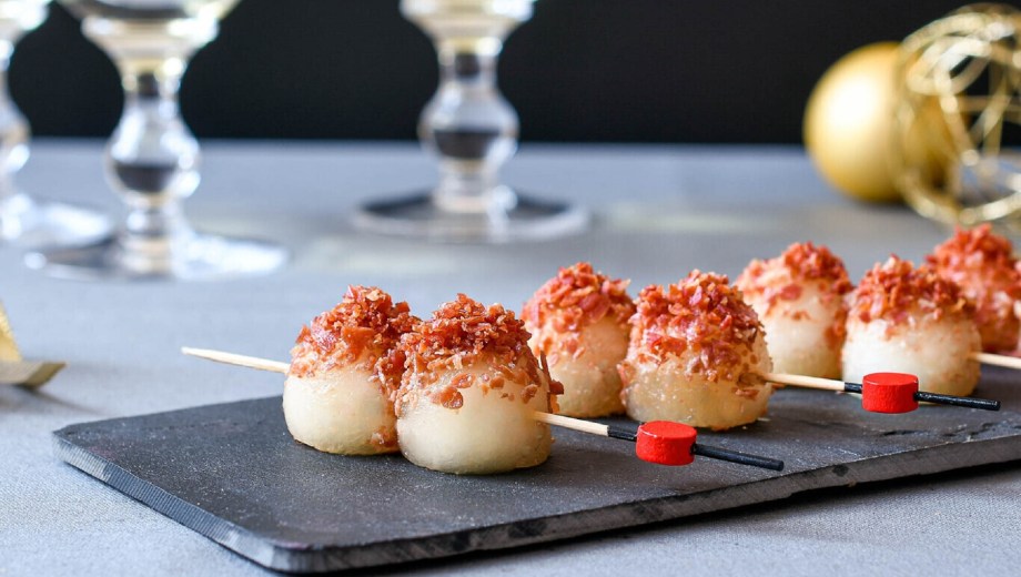Brocheta de melón con crujiente de jamón.