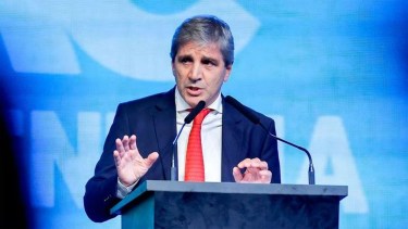 Luis Caputo aseguró el regreso de Argentina al mercado global: confirmó la emisión de un bono a cuatro años