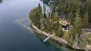 Construir en el paraíso: así es esta casa de piedra y lenga en Villa La Angostura, de cara al lago y las montañas