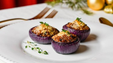 Cómo hacer cebollas moradas rellenas, ideales para la cena de Navidad 